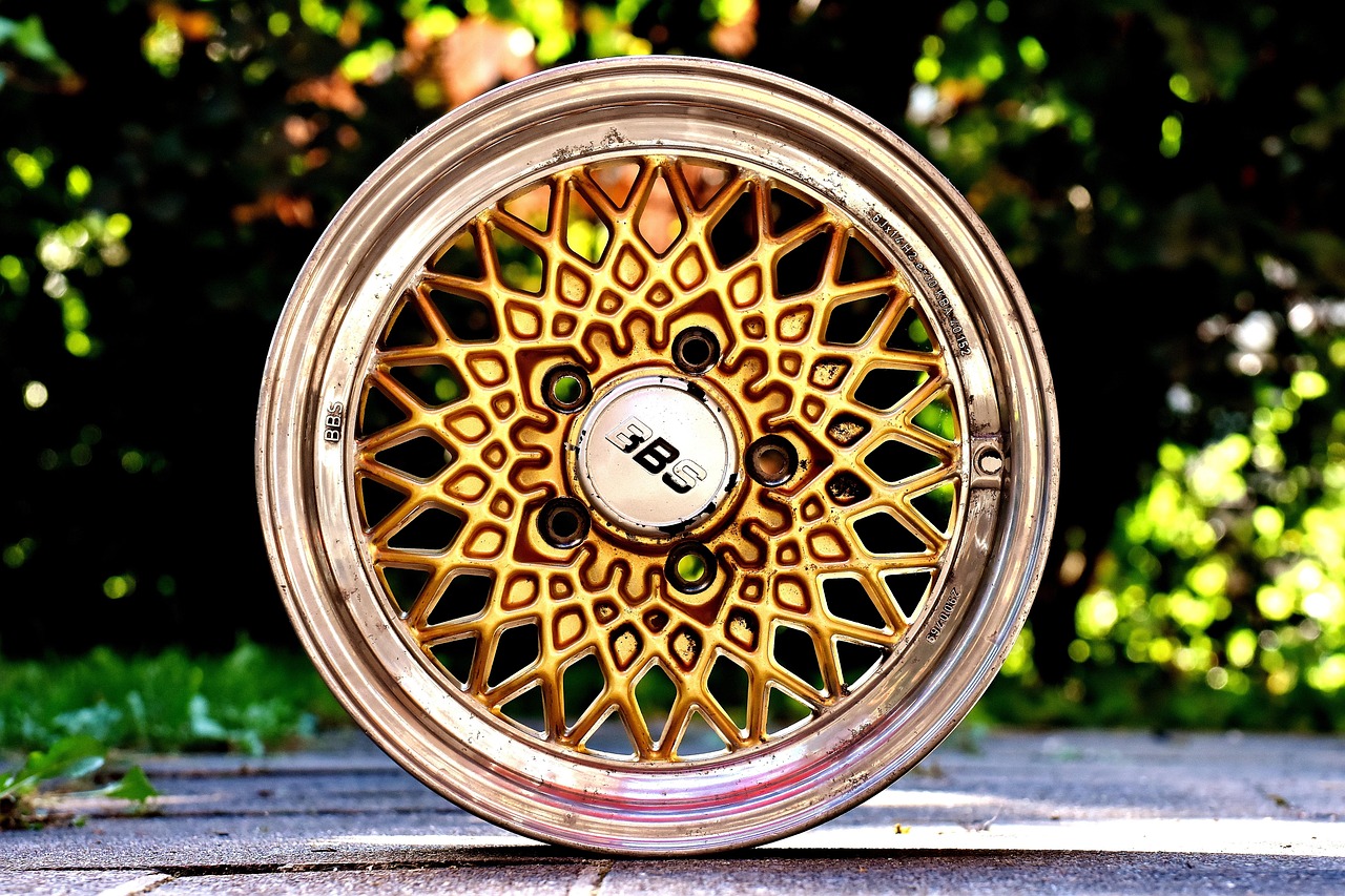 Felgi Stalowe czy Aluminiowe? Odwieczna Walka – Co Wybrać?